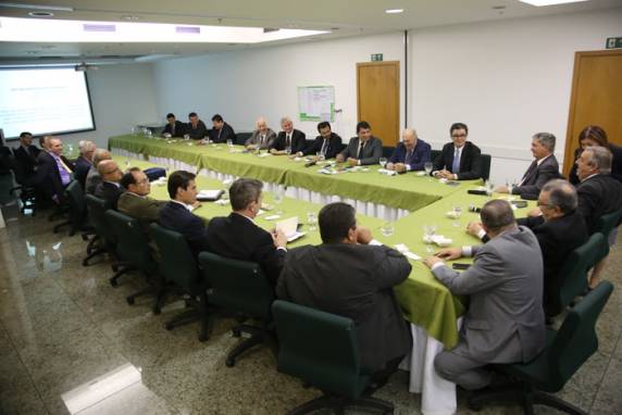 Presidente João Martins e representantes de 12 entidades discutiram atual cenário político no país e defenderam um pacto para a reconstrução da economia