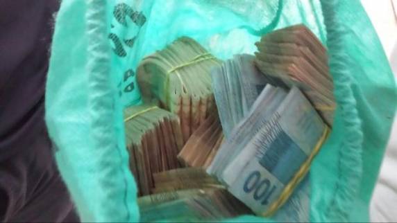 Foram apreendidos armamento pesado, dinamite e R$ 80 mil em dinheiro