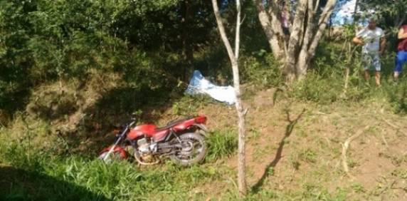 Acidente aconteceu por volta das 15 

horas. Piloto tinha 17 anos