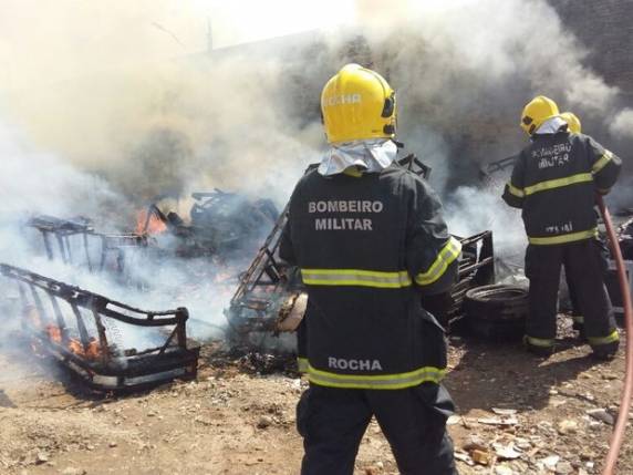 Móveis e equipamentos eletrônicos foram destruídos pelas chamas