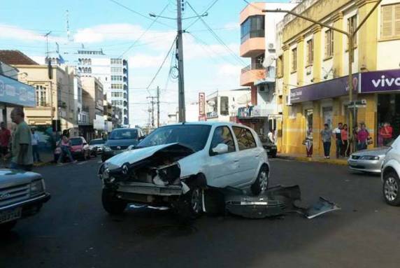 Choque entre veículos ocorreu em trecho 

movimentado da cidade