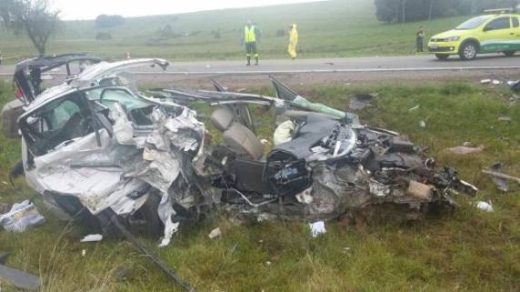 Caminhão com carga perigosa pegou fogo após a colisão