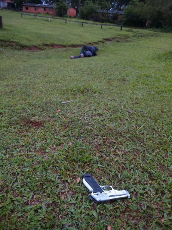 Bandidos fizeram cordão humano com reféns em agência dos Correios