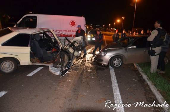 Veículos colidiram no início da noite de quarta-feira 