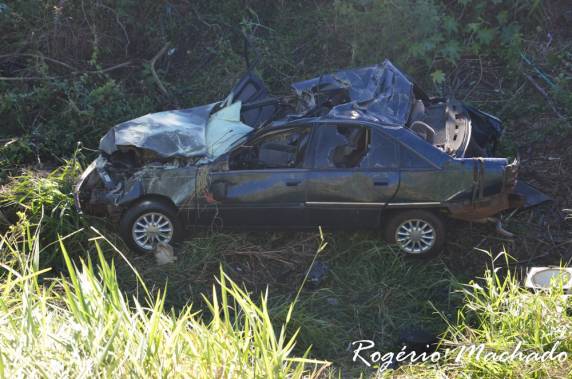 Automóvel ficou destruído e quatro pessoas foram socorridas ao HCS

