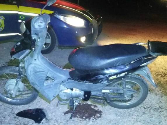 Condutores de carro e moto colidiram 

frontalmente e acionaram a PRF