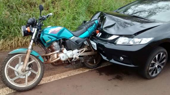 Proprietário seguiu os ladrões de moto e conseguiu derruba-los com a motocicleta