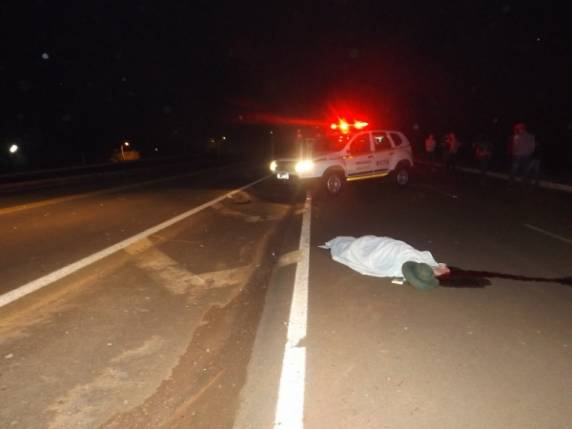 Vítima morreu no local após ser atropelada na pista