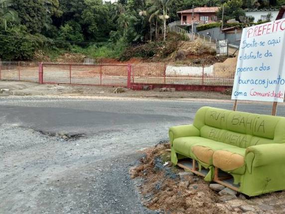 Moradores de Blumenau reclamam da poeira e dos buracos no local
