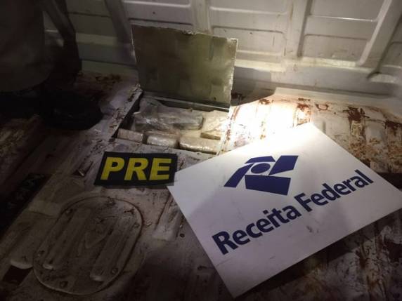Também foram localizadas uma pistola .40 e 50 munições