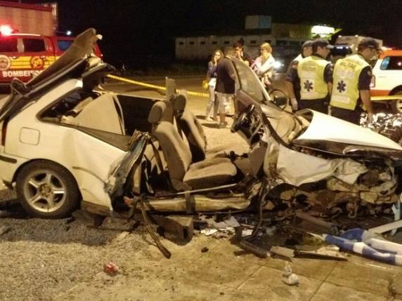 Batida entre dois carros 

ocorreu na noite de quarta (11) em Blumenau