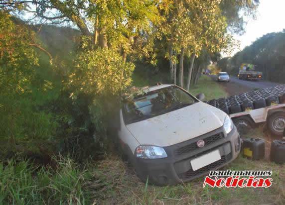 Veículo saiu da pista e bateu em uma árvore