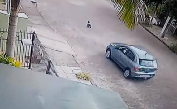 Câmara de monitoramento flagrou carro atingindo um poodle duas vezes. 

Polícia investiga o caso e já possui um suspeito