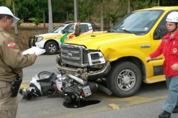 Moto ficou presa embaixo do carro 

e foi arrastada por cerca de sete metros.