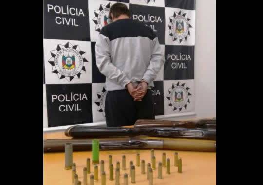 Ele estava com um rifle 357 de uso restrito do 

exército