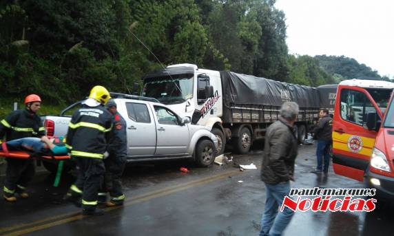 Ficaram feridos um casal que ocupava a caminhonete