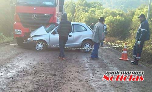 Acidente envolveu um automóvel e um caminhão