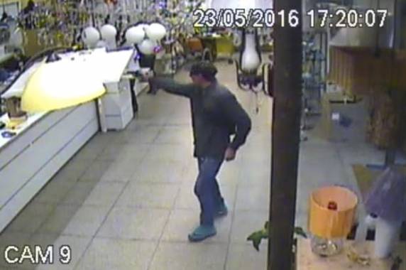 Na fuga, suspeitos que estavam em moto dispararam contra a vítima