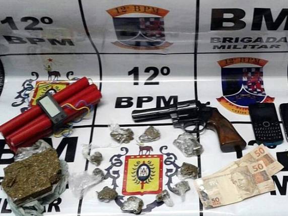 Suspeito foi preso em flagrante 

com maconha, uma arma e explosivo fals