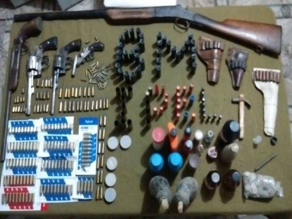 Foram apreendidos quatro revólveres de diversos calibres e espingarda