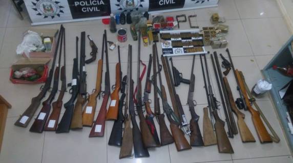 Armas e munições estavam em duas 

residências na Vila Branca