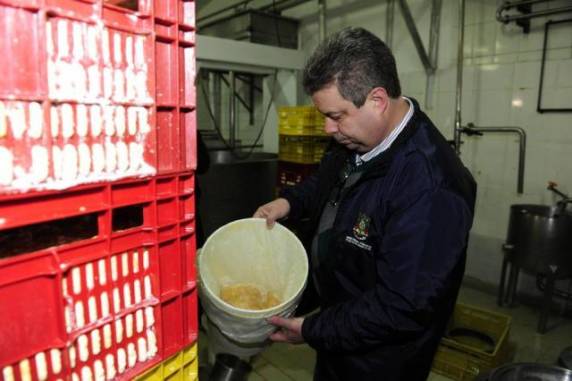Produto impróprio para consumo era limpo por funcionários, rotulado com nova data de vencimento e revendido 

para todo o RS e até para SP