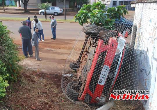 Dois automóveis colidiram próximo à esquina com a rua 

Senador Salgado Filho