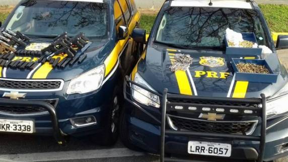 O casal estava com os filhos de 8 e 12 anos no carro. foram apreendidas mais de 40 pistolas