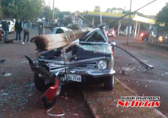 Motorista teria desviado de uma caminhoneta antes 

bater no poste