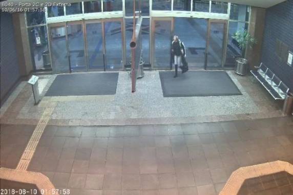 Segundo a polícia, criminosos ficaram mais de uma hora pelo aeroporto 

para achar um alvo