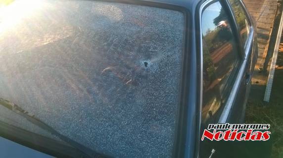 A vítima foi atingida com um tiro no pescoço enquanto dirigia um automóvel