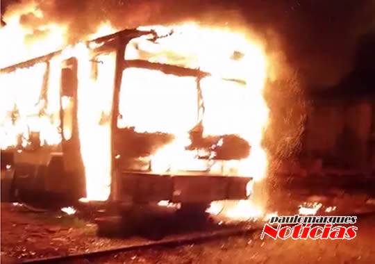 O caso foi registrado na noite deste sábado e a suspeita é de que o incêndio foi criminoso