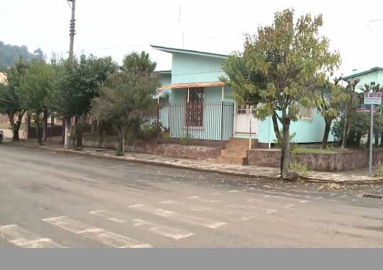 Proprietária mora do lado e foi rendida quando chegava em casa