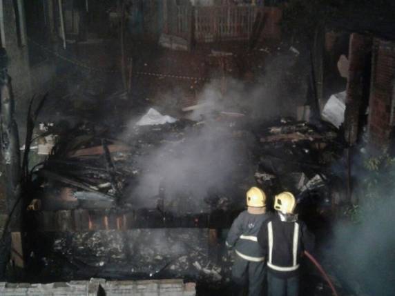 Segundo os bombeiros, foram encontradas 

juntas a jovem e a criança