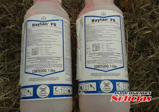 Produtos com 

identificação de veneno estão próximos da pista de rolamento