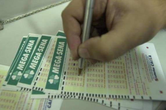 Os números sorteados foram: 15 - 27 - 28 - 32 - 48 - 55