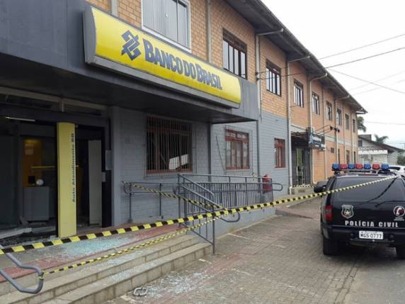 Quatro homens chegaram em Civic escuro, segundo testemunhas