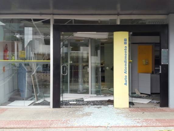 Quatro homens chegaram em Civic escuro, segundo testemunhas