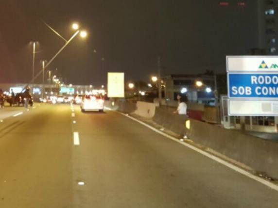 Sentido Sul e Norte estão interrompidos; 

trânsito segue nas marginais