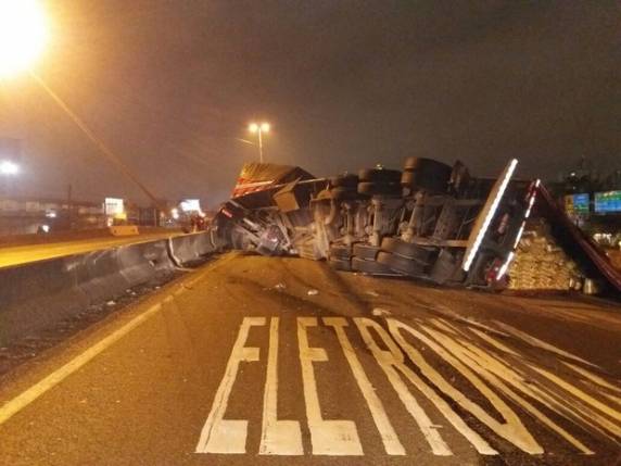 Sentido Sul e Norte estão interrompidos; 

trânsito segue nas marginais