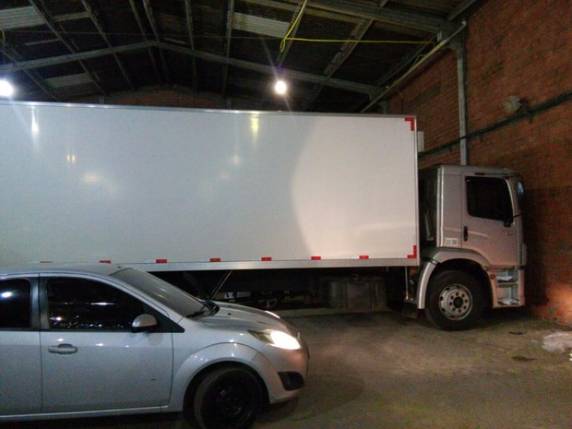 No depósito, foram encontrados um caminhão e um carro roubados