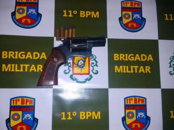 Estrangeiros reagiram ao assalto e conseguiram tomar a arma do suspeito