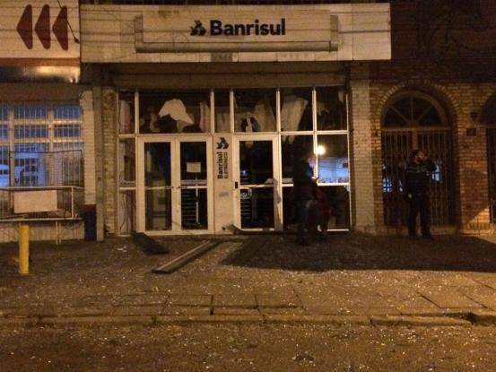 Dois criminosos morreram durante a explosão de uma agência do Banrisul, em Viamão