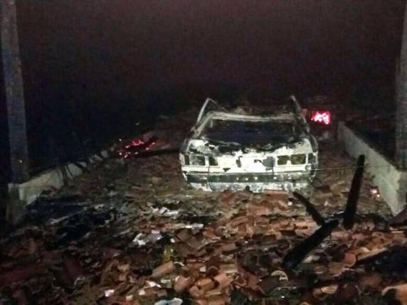 Bombeiros tiveram que esvaziar tanque para desatolar caminhão
