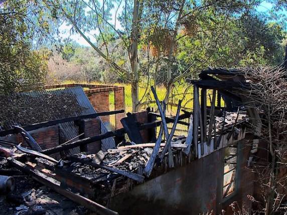Fogo consumiu a residência e namorada da vítima foi levada para hospital