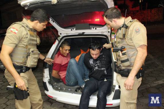 César Augusto Pereira, 26, e Tiago Schaefer, 24, foram presos no bairro Nova Brasília
