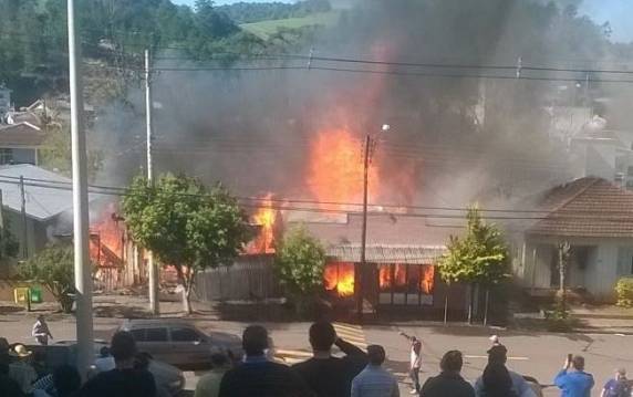 Fogo começou por volta das 12h30, e foi controlado entre 15h e 16h