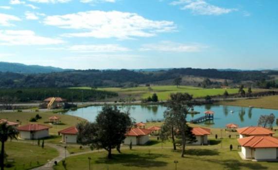 Acidente ocorreu na manhã deste domingo (24) em área rural da cidade