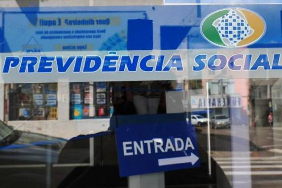 Para os trabalhadores 

acima dessa faixa etária, deve haver regra de transição com 