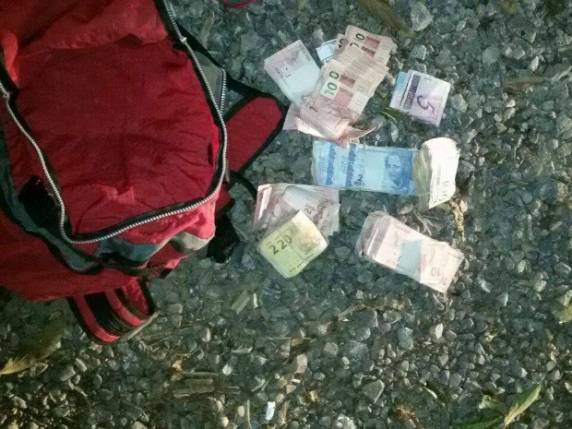 Com o homem foi apreendida uma mochila com dinheiro, diz a polícia